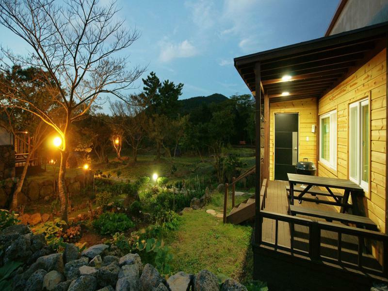 Gotjawal Geomunoreum Pension Чеджудо Экстерьер фото